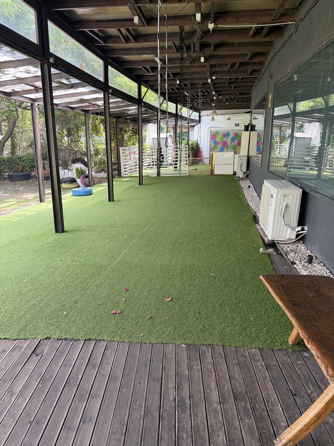 Zona exterior cubierta con césped de 9D WORKOUT